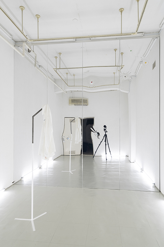 「鏡とボタン」インスタレーション